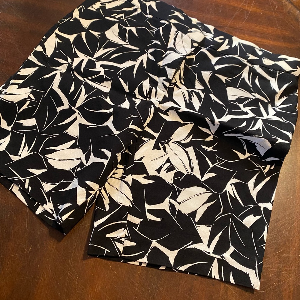 Elegant Black and White Leaf Pattern Women's Shorts